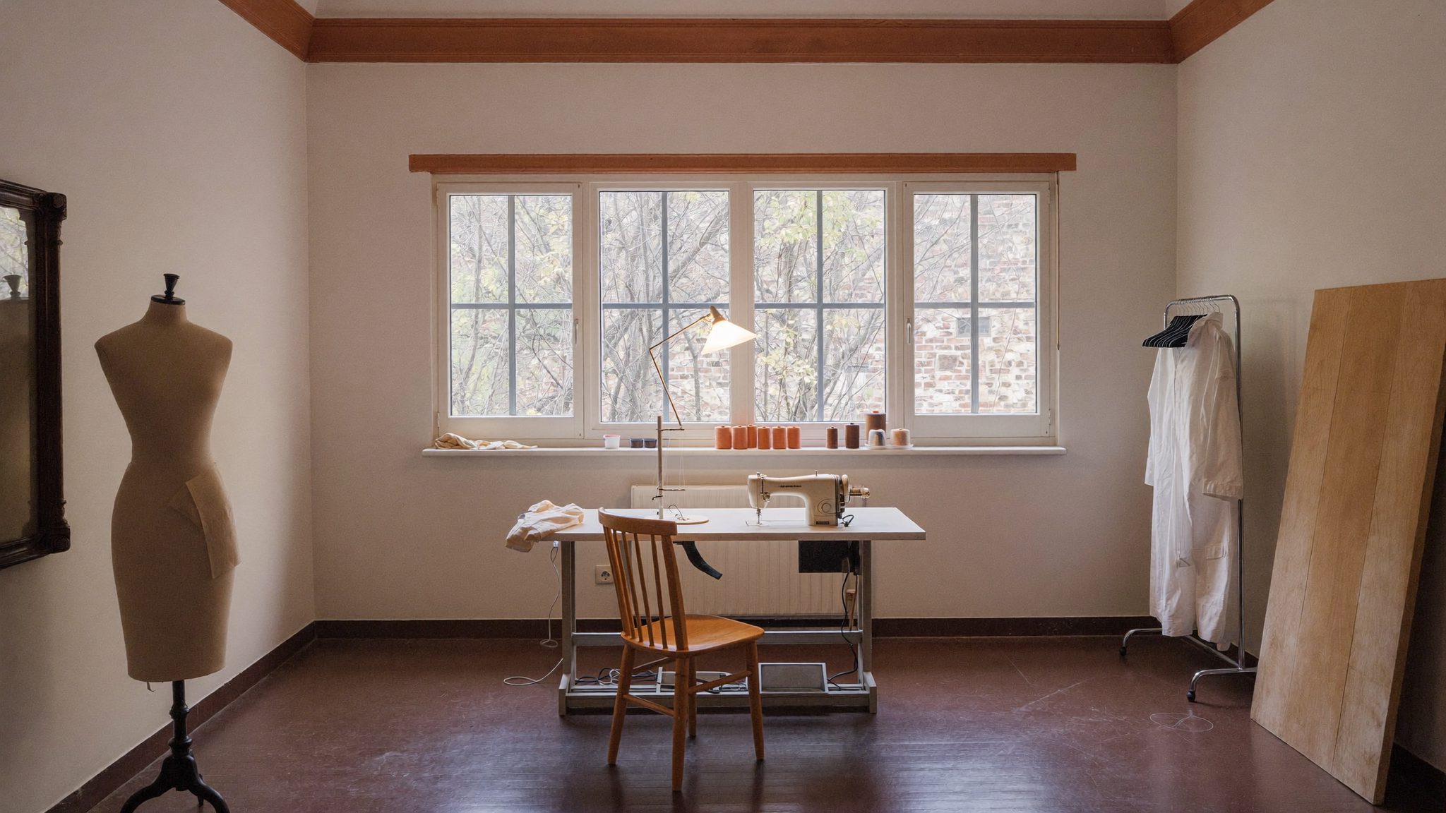 Máquina de costura num atelier em Lisboa, com luz natural