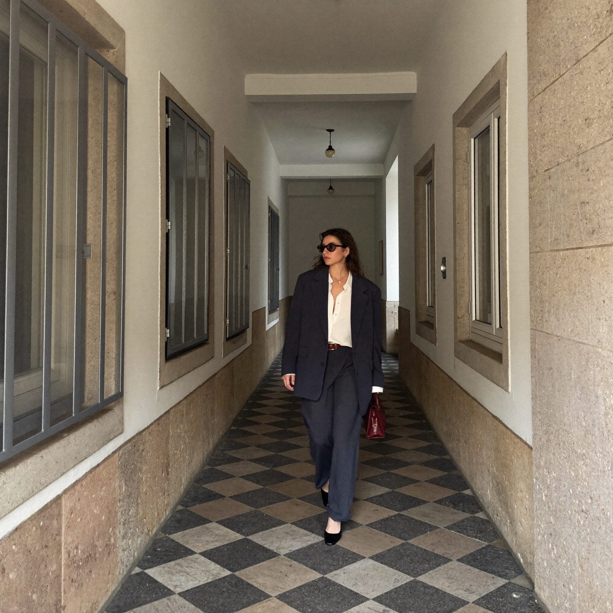 Malha de merino cinzenta dobrada sobre um banco
