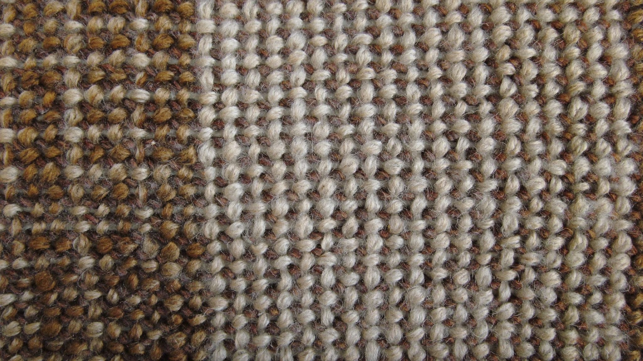 Close-up de linho cru em luz natural, com textura mate